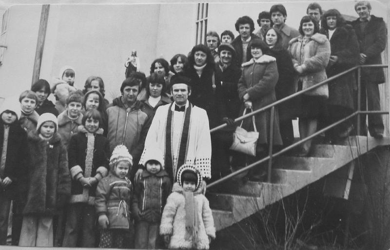 parafia polskokatolicka 1_55.jpg - Rok 1980. Koło Młodzieży Polskokatolickiej z ks. Elerowskim